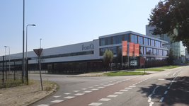 901952 Gezicht op het bedrijfspand van woonwinkel fonQ (Reactorweg 53) op het bedrijventerrein Lageweide te Utrecht.